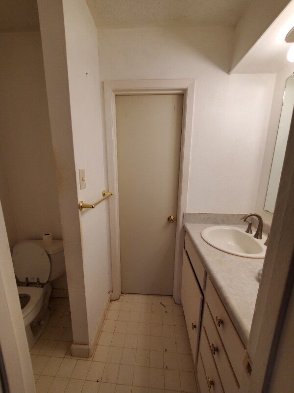 Building Photo - 1016 E Tri Oaks Ln