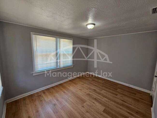 Building Photo - 2040 W 15th St