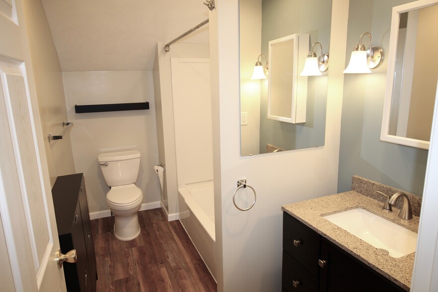 Gorgeous full bath (including tub/shower) with quartz countertop on 3rd floor - 4536 Leo Street