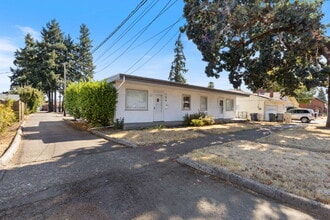 Building Photo - MOVE IN SPECIALCharming 2 bedroom duplex