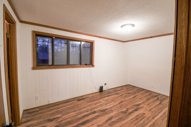 Building Photo - 44 Glen Torr