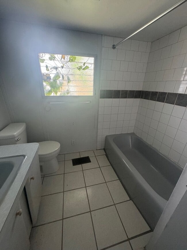 Building Photo - Spacious 2-Bed/2-Bath Mobile Home for Rent!