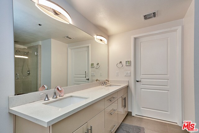 Building Photo - 733 S Manhattan Pl