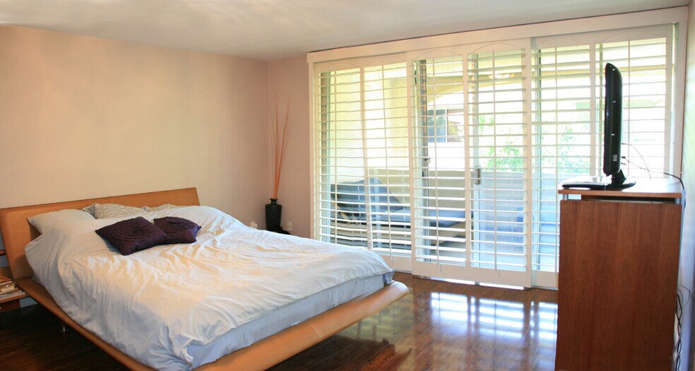 Building Photo - 5266 Lindley Ave