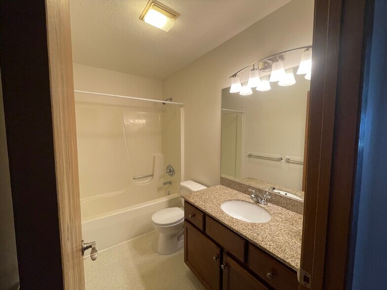 Building Photo - 2703 Vineyard Dr