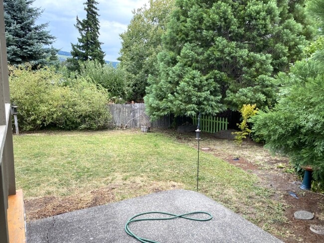Building Photo - Private Hood River Home