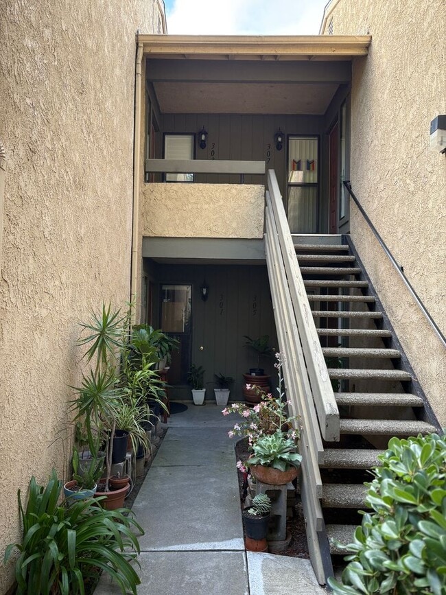Building Photo - Lovely West Side Ventura Condo