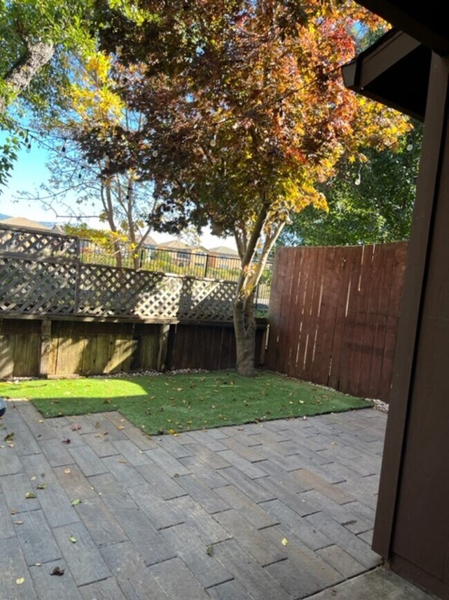 Building Photo - Redwood Park Estates Condo.  Available NOW!