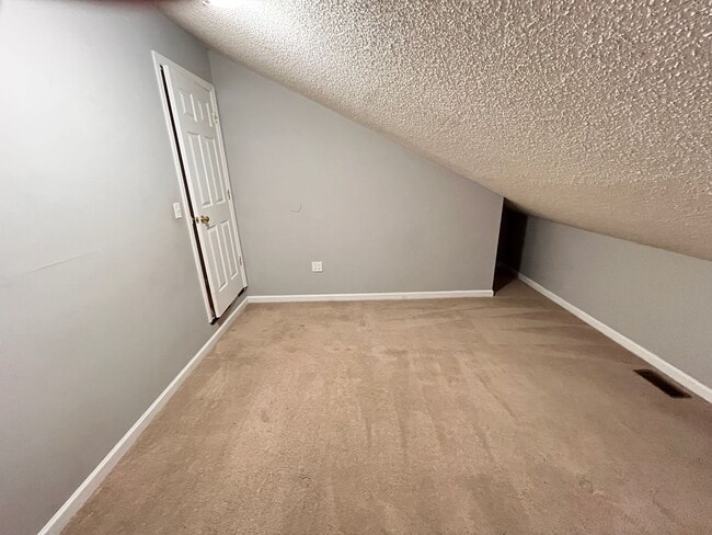 Building Photo - Charming 3-bedroom, 2-bath townhouse