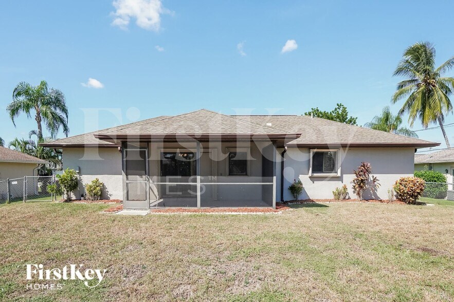 Building Photo - 3325 SW 6th Ave