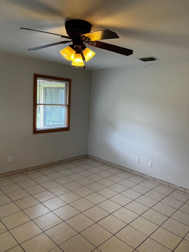 Building Photo - 3 BEDROOM, 2 BATH HOME WITH TILE THROUGHOUT & CLOSE TO THE TURNPIKE
