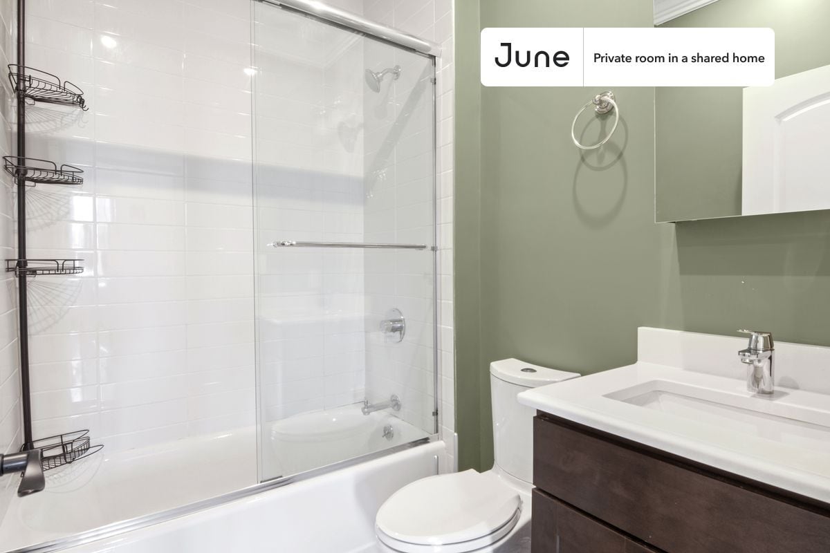 Building Photo - Private bedroom in 4 bed/1.5 bath Home
