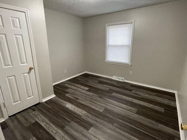 Building Photo - Brick Ranch in Taylors