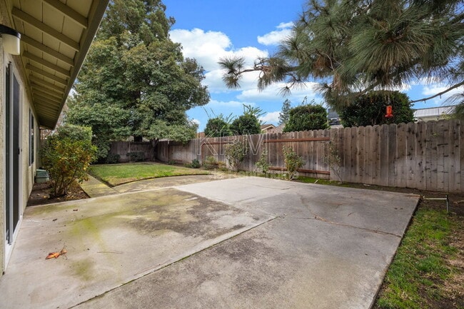 Building Photo - 9741 Treetop Dr