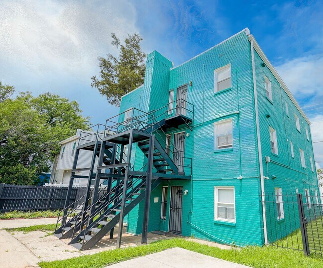 Building Photo - Charming 2 BR/1 BA Apartment in Deanwood –...