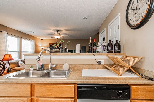 Building Photo - Spacious Home Close to Fort Riley!