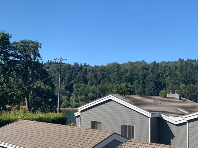 Building Photo - 635 SE Linn St