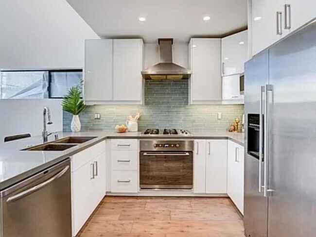 Building Photo - RARE Luxurious 3 Bedroom + Office in Hillcrest / Mission Hills
