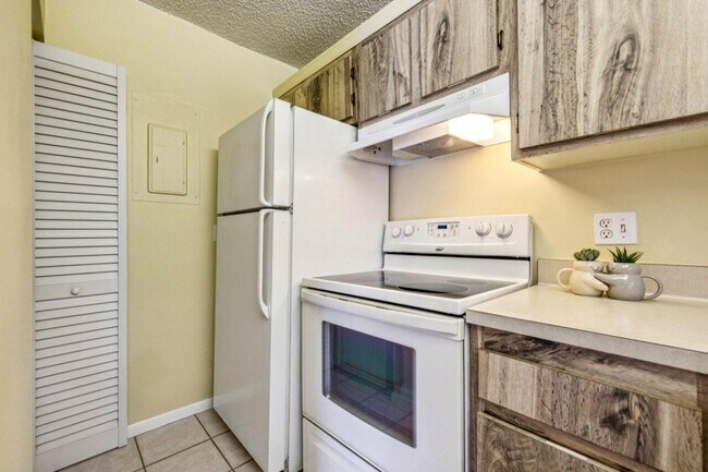 Building Photo - 618 Sea Pine Way