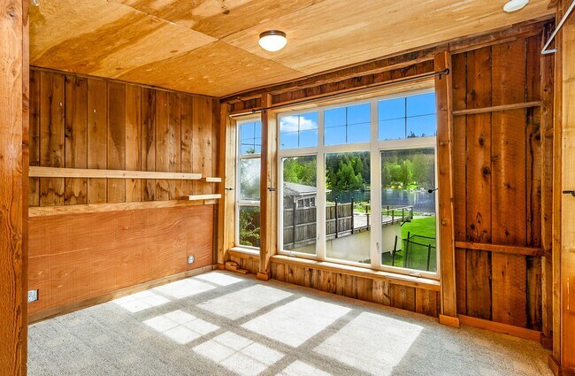 Building Photo - 1103 SW Lake Roesiger Rd