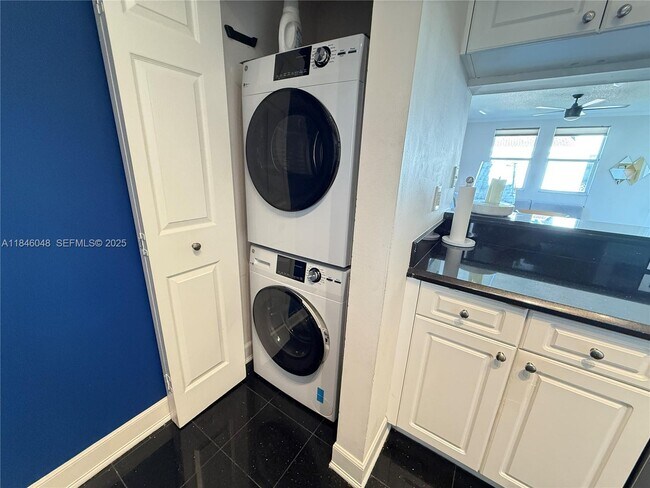 Building Photo - 17145 N Bay Rd