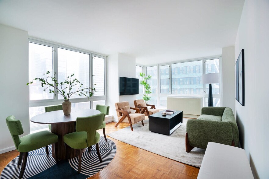 Building Photo - 350 W 43rd St