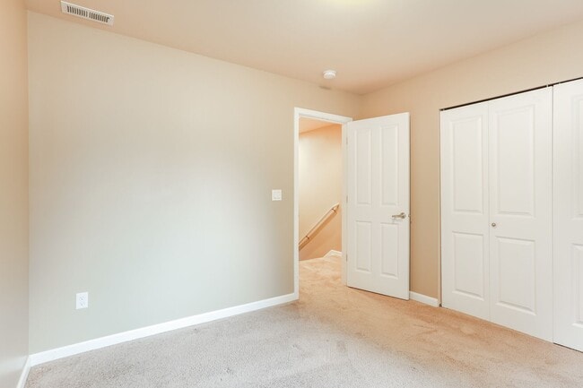 Building Photo - Bright and inviting townhome located in a charming community in Mountlake Terrace.