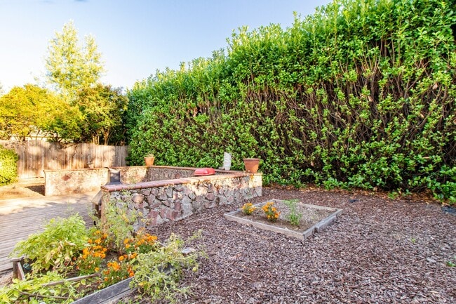 Building Photo - Fantastic SE Portland Home with Parking, Hardwoods, Charming Character, and Large Patio