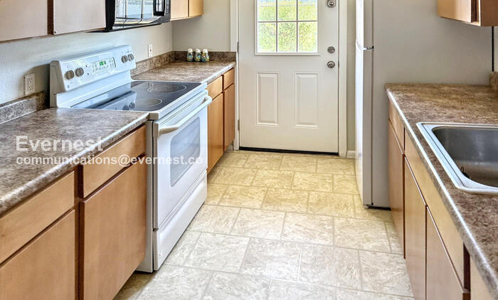 Building Photo - 825 E 5th St