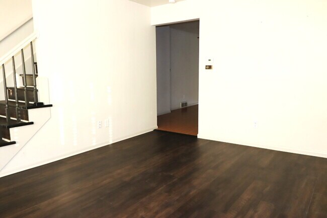 Building Photo - Updated 3-Bed Duplex with 1.5 Baths in Appleton