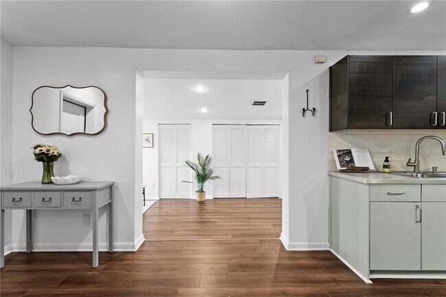 Building Photo - 2407 S Lois Ave