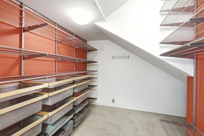 Building Photo - 1076 S Van Ness Ave