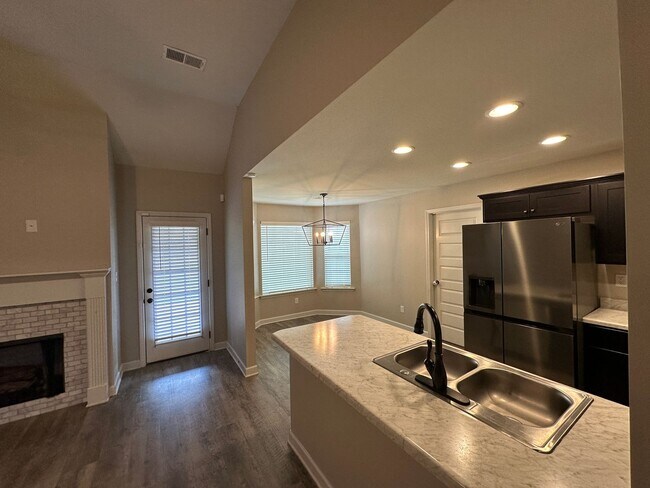 Building Photo - Available NOW in Southaven! Like New 3 BR/...