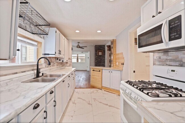 Building Photo - Where Style Meets Comfort — A Bay City Gem