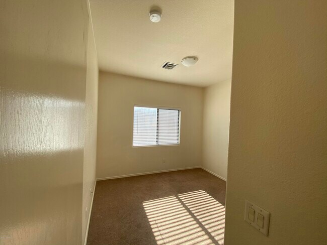Building Photo - 1262 E Weimer Cir
