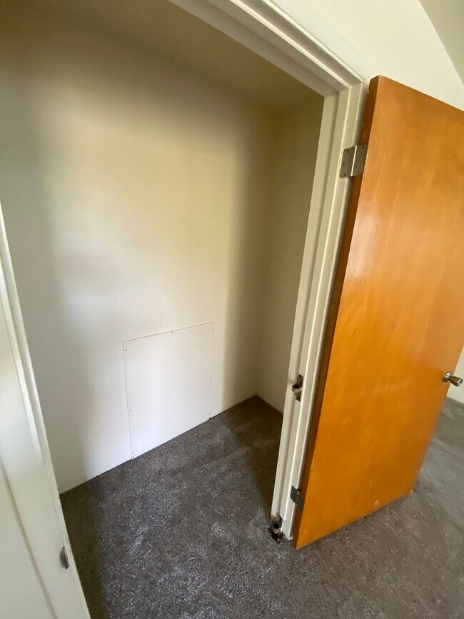 Building Photo - Cute studio for rent in Visalia