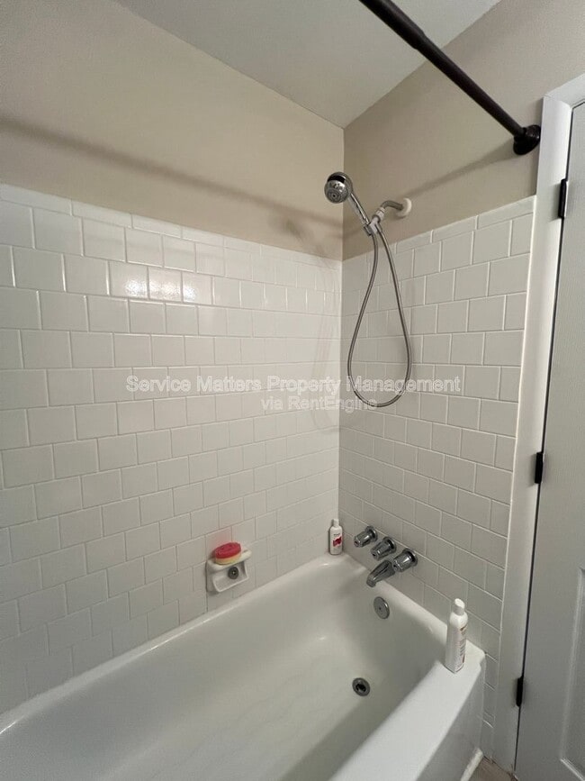 Building Photo - 303 Newcastle Dr