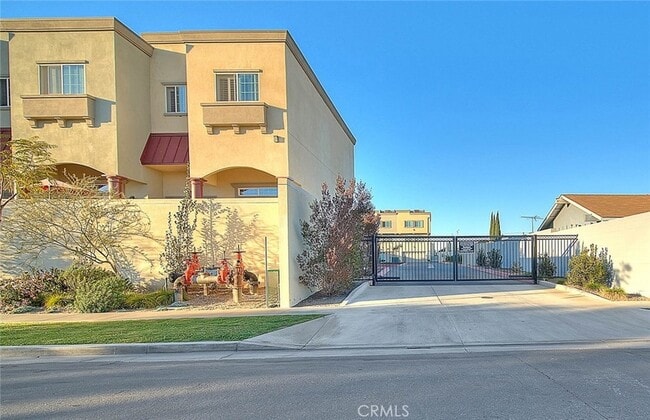 Building Photo - 900 S Dwight Ave