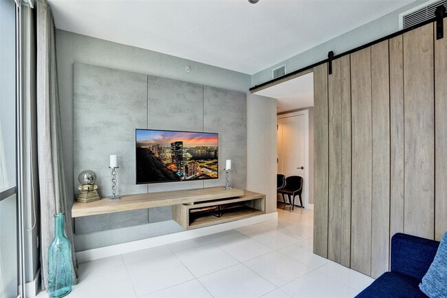 Building Photo - 100 E Las Olas Blvd