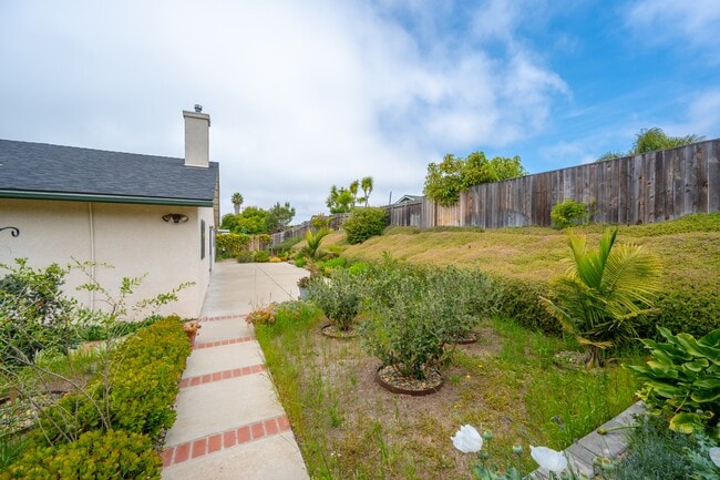 Building Photo - 885 Peregrine Ln