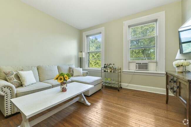 Building Photo - 1060 Beacon St