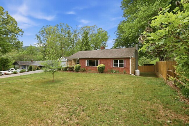 Building Photo - Charming home in Swannanoa, NC
