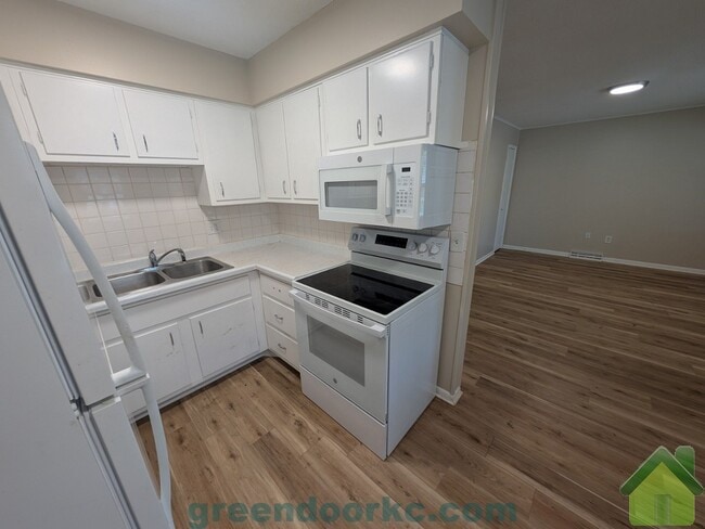 Building Photo - 403 Holiday Dr