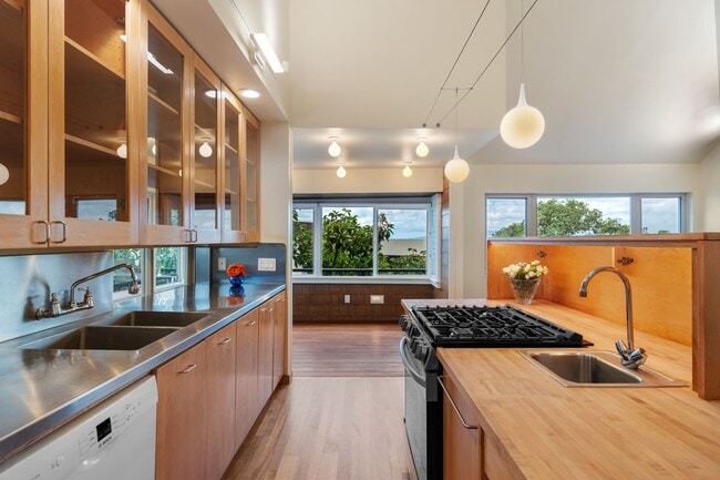 Building Photo - Lovely 2/2 Makiki Heights Home - Utilities...