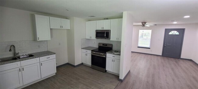 Building Photo - 5831 Pershing St