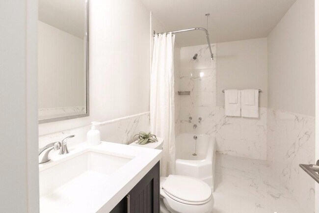 Building Photo - Newly rennovated unit in Manhattans greate...