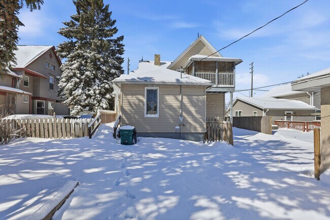 Building Photo - 5 Bedroom House in Manitowoc