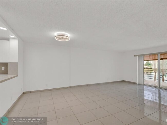 Building Photo - 121 SE 3rd Ave