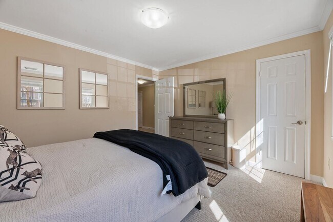 Building Photo - 4 Bedroom, 3.5 Bath Furnished Townhouse Available