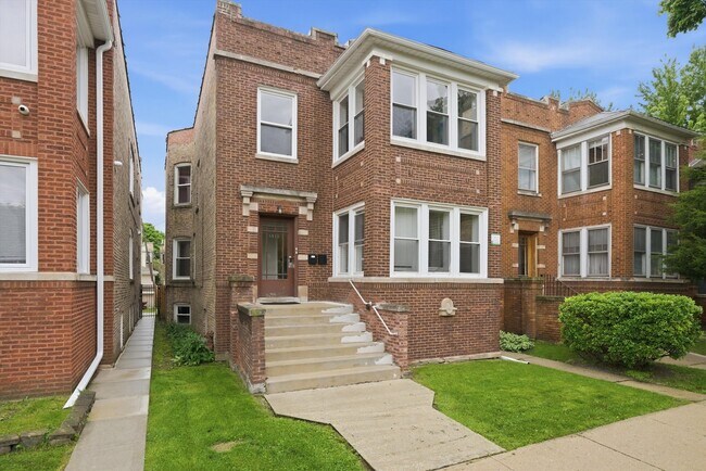 Building Photo - 5039 W Cullom Ave